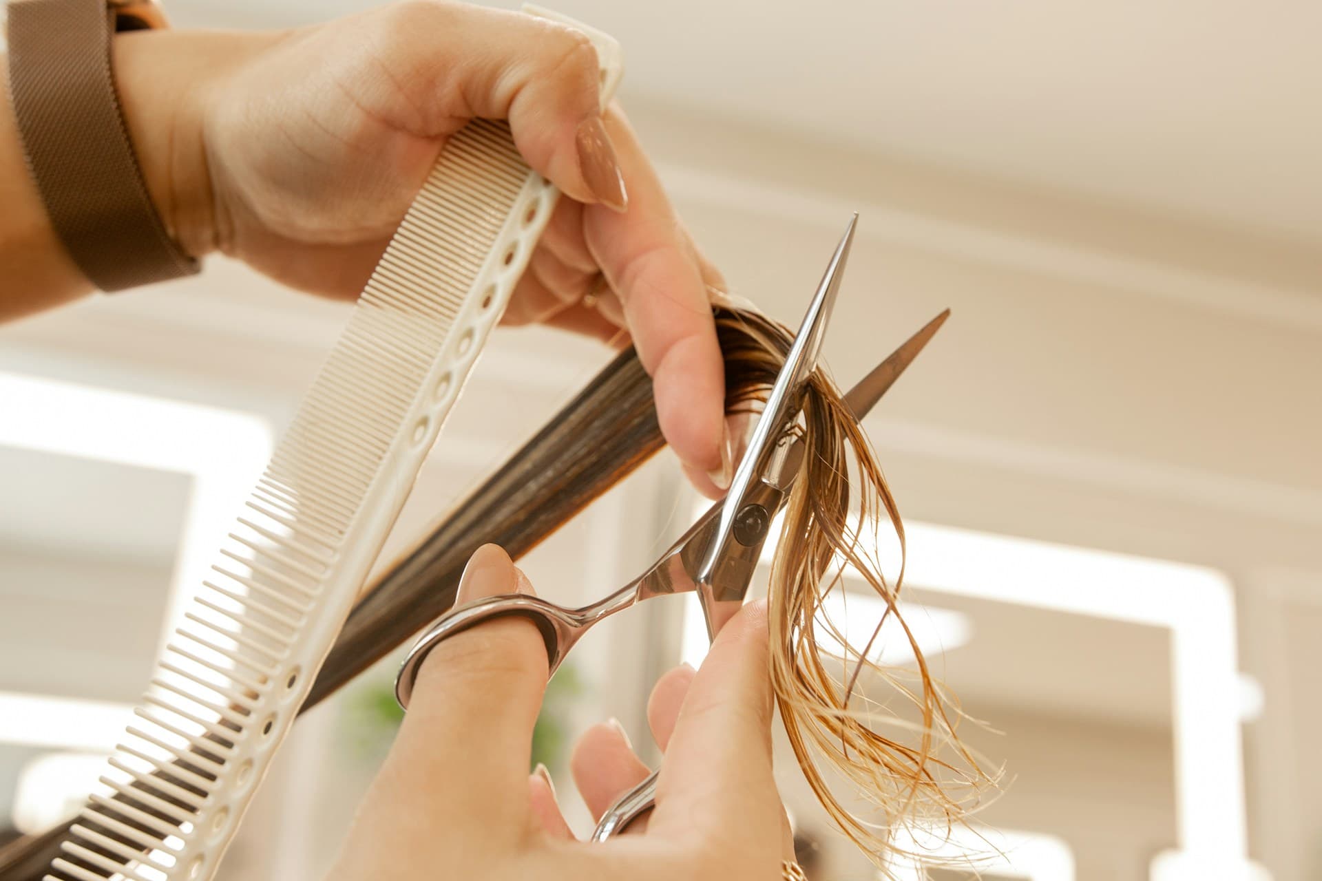 A Che Temperatura si Bruciano Davvero i Capelli? Guida allo Styling Sicuro
