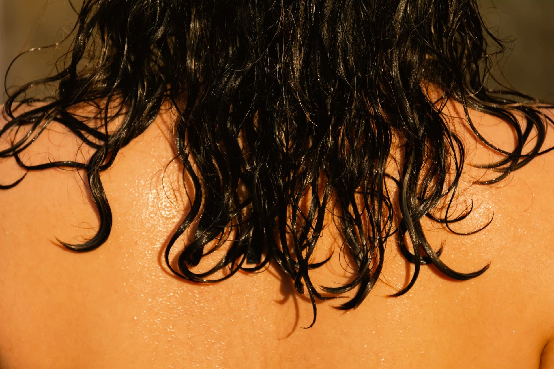 Come risolvere cute grassa e punte secche: l’unica routine di cura della cute di cui hai bisogno (secondo la dermatologia)